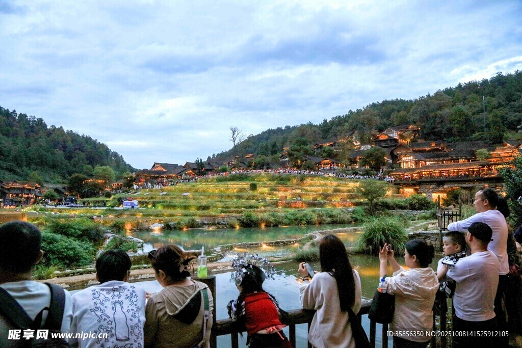 游客賞景烏江寨