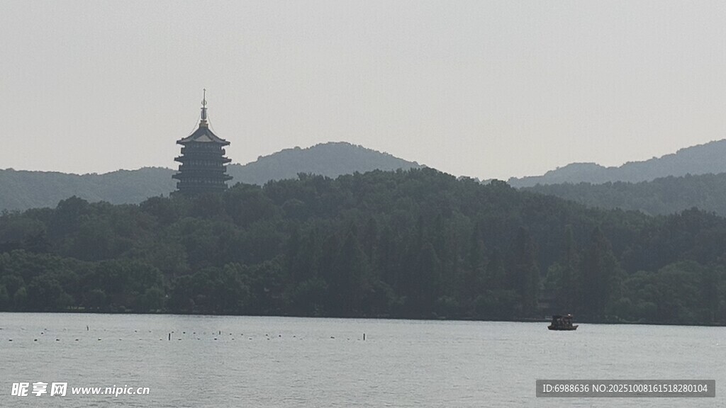 西湖山水間的古塔景致