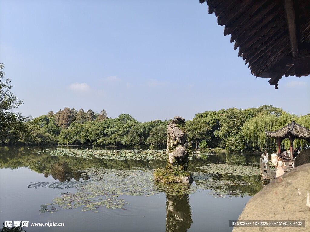 湖畔亭邊的靜謐水鄉(xiāng)景致