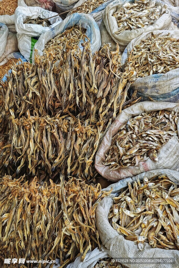 干貨食材堆成垛
