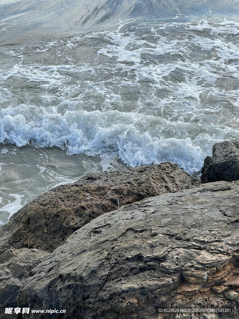 海邊礁石與翻涌的浪花