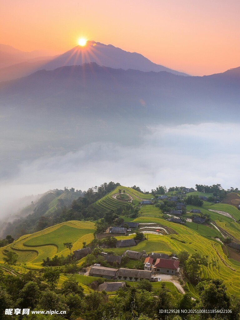 日出下的山間梯田美景
