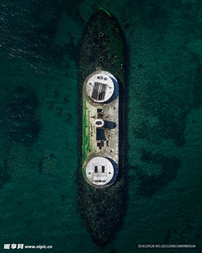 俯瞰海上航行的船只