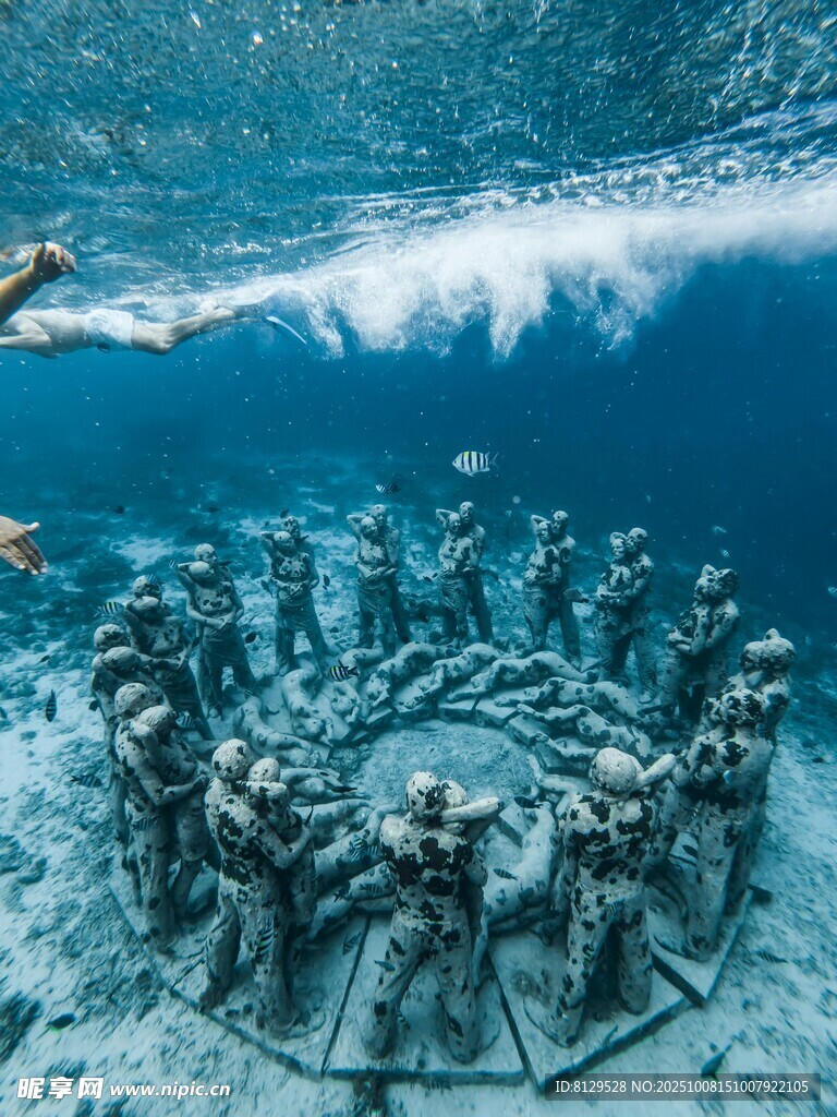 海底神秘的環(huán)形雕塑群