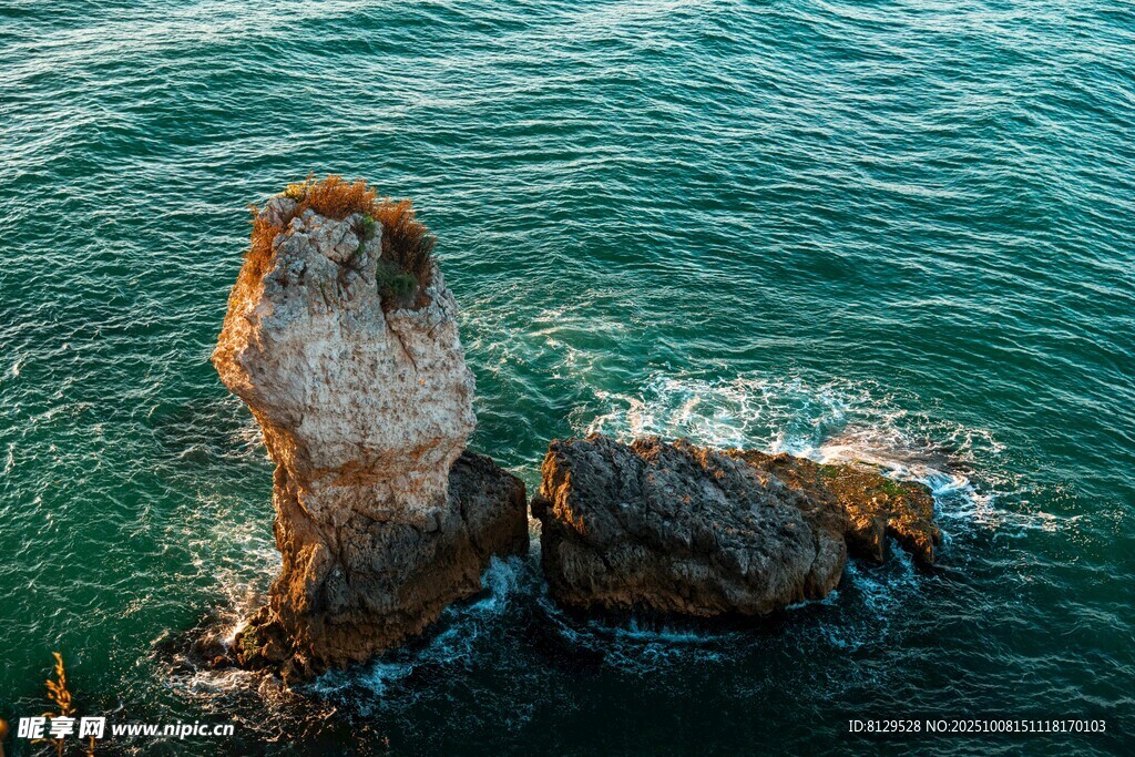 海上孤巖壯美自然景觀