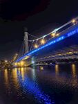 夜晚絢麗燈光下的橋梁