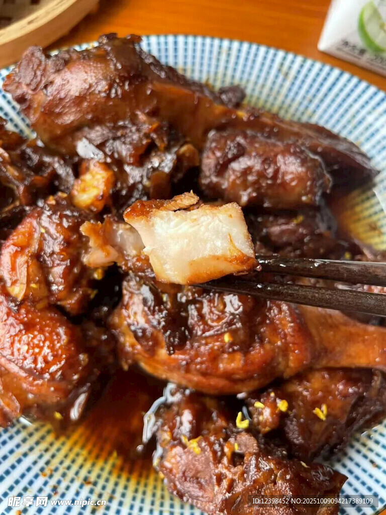 醬香濃郁的鹵味大骨頭