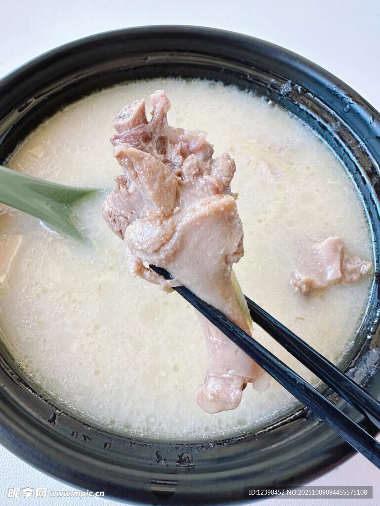 香濃骨湯配鮮嫩肉塊