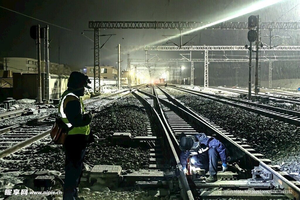 夜間鐵路工人檢修場景