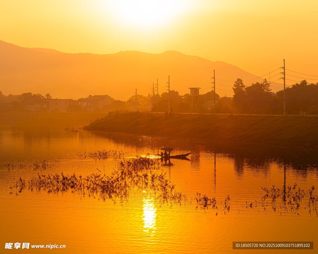 夕陽下的寧靜湖畔美景