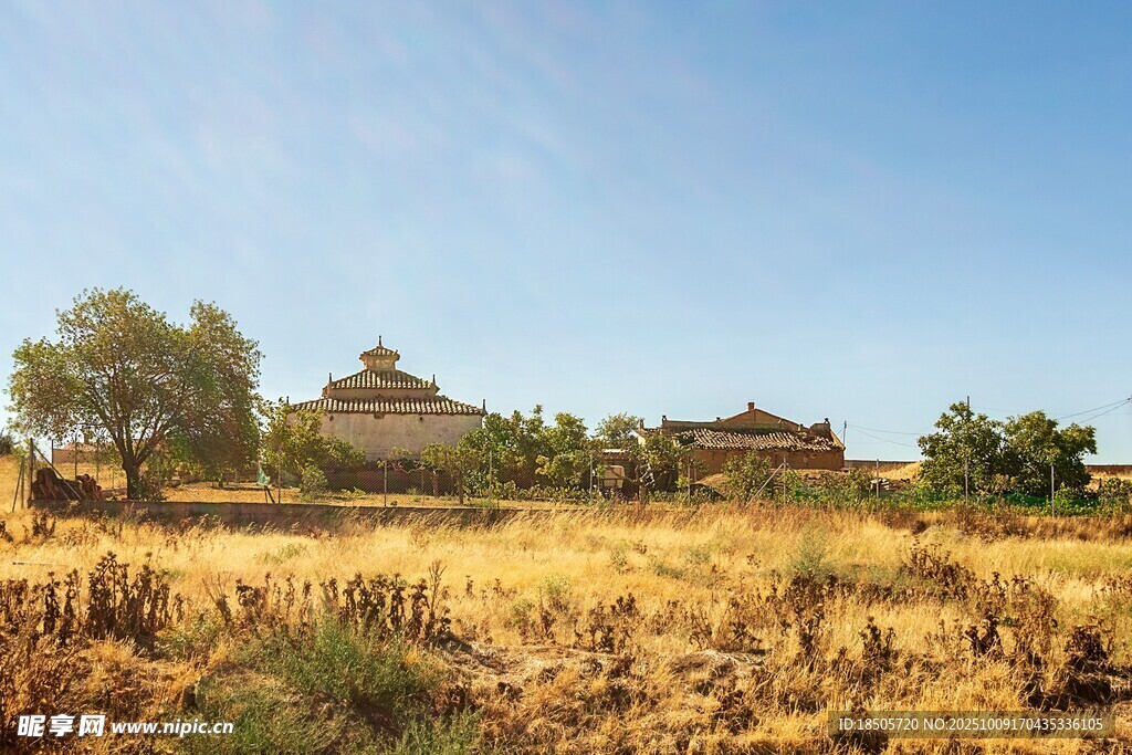 草原上的古老建筑