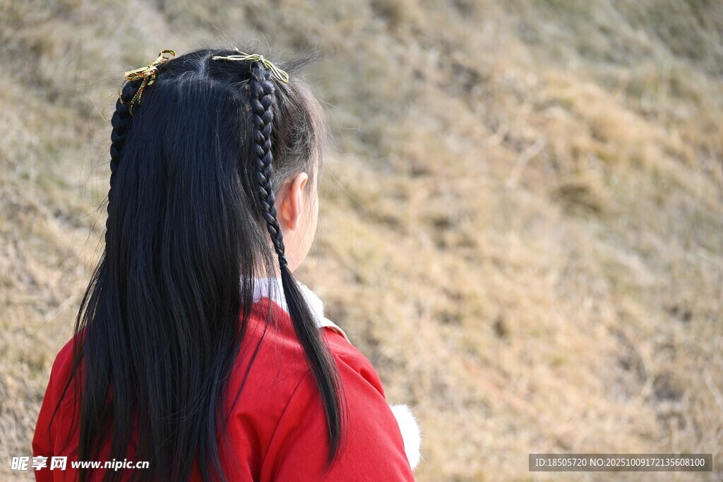紅衣少女于荒野背影