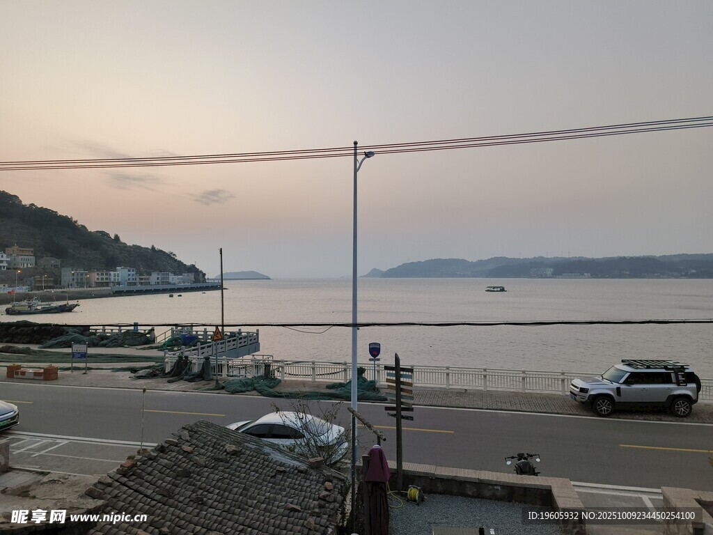 黃昏下的海邊停車場景