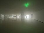 空曠室內(nèi)的神秘綠光場(chǎng)景