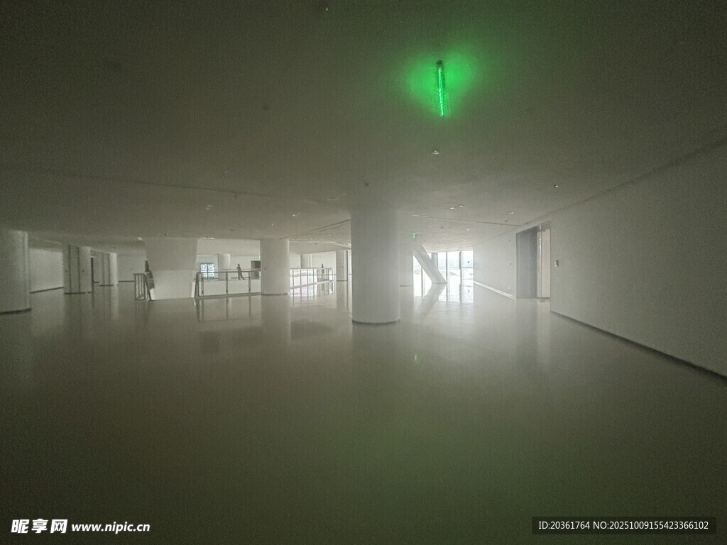 空曠室內(nèi)的神秘綠光場景