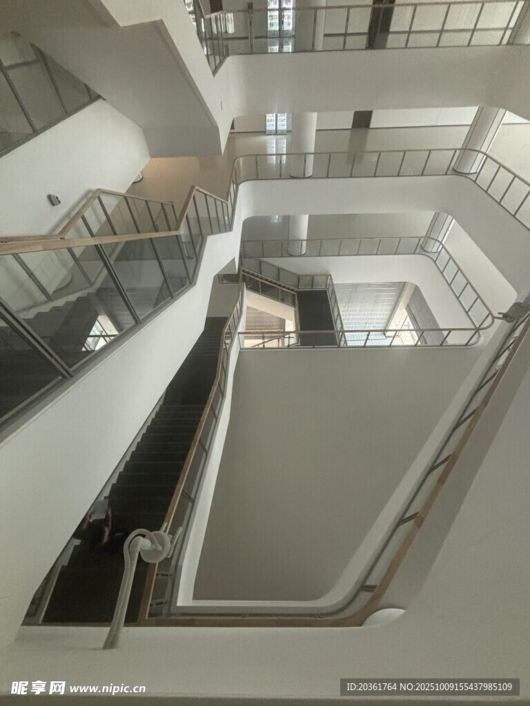 現(xiàn)代建筑內(nèi)部多層樓梯空間