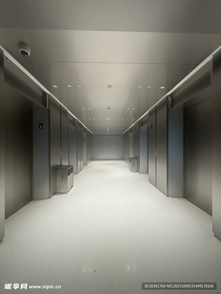 現(xiàn)代金屬質(zhì)感走廊空間