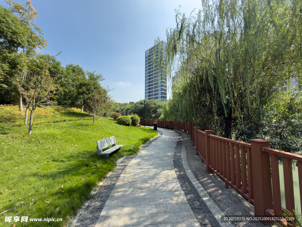 城市公園中的幽靜步道