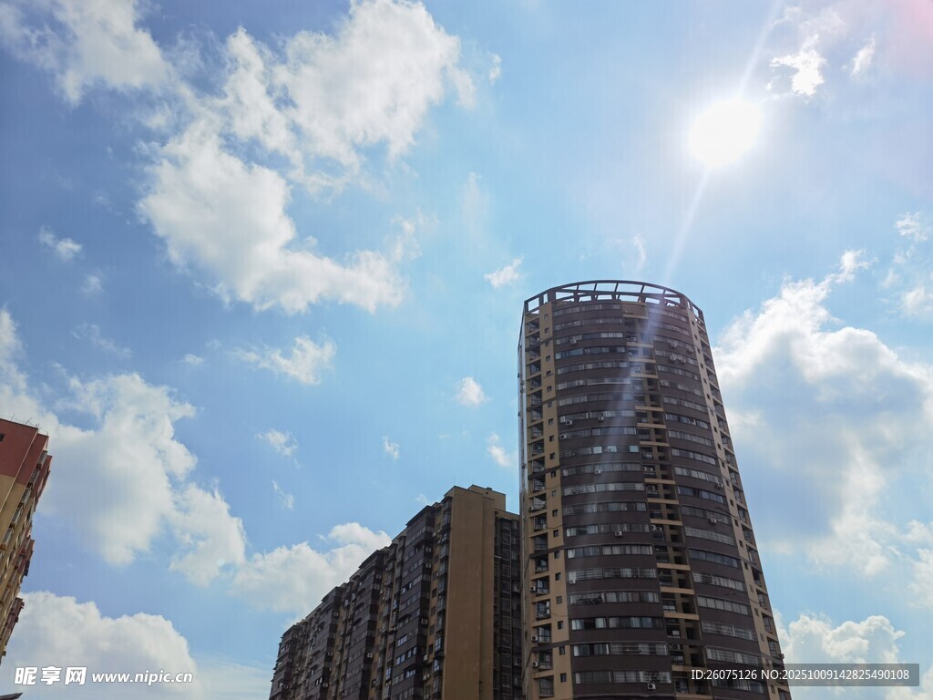陽(yáng)光下的城市高樓景觀