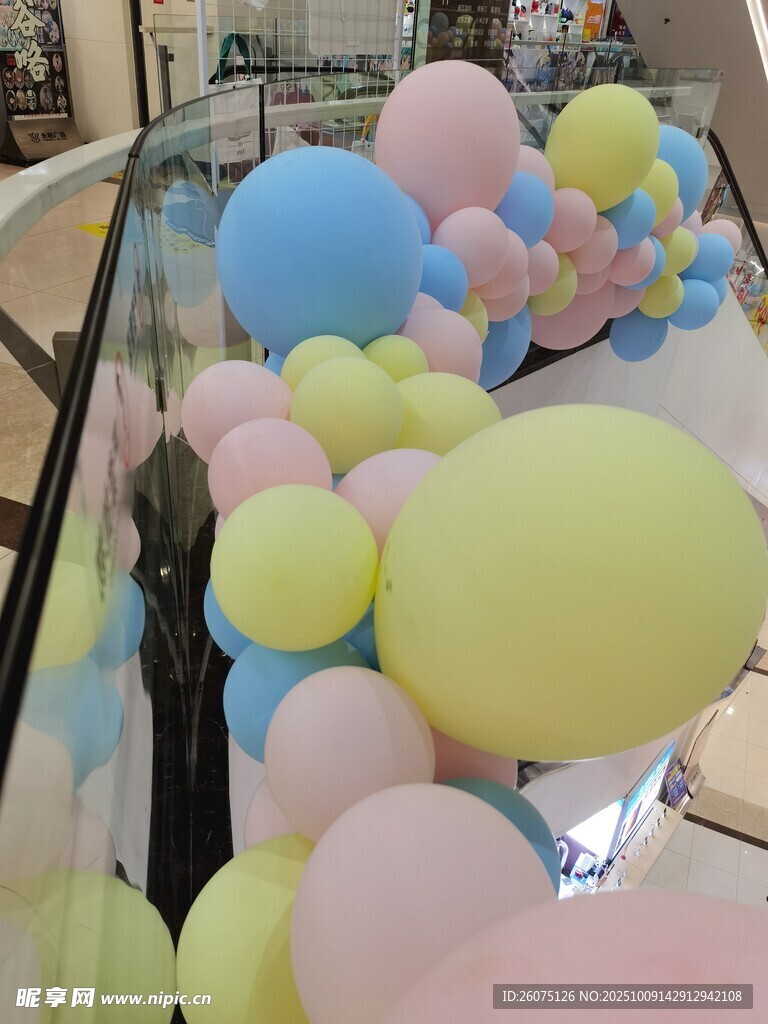 彩色氣球裝飾的自動扶梯