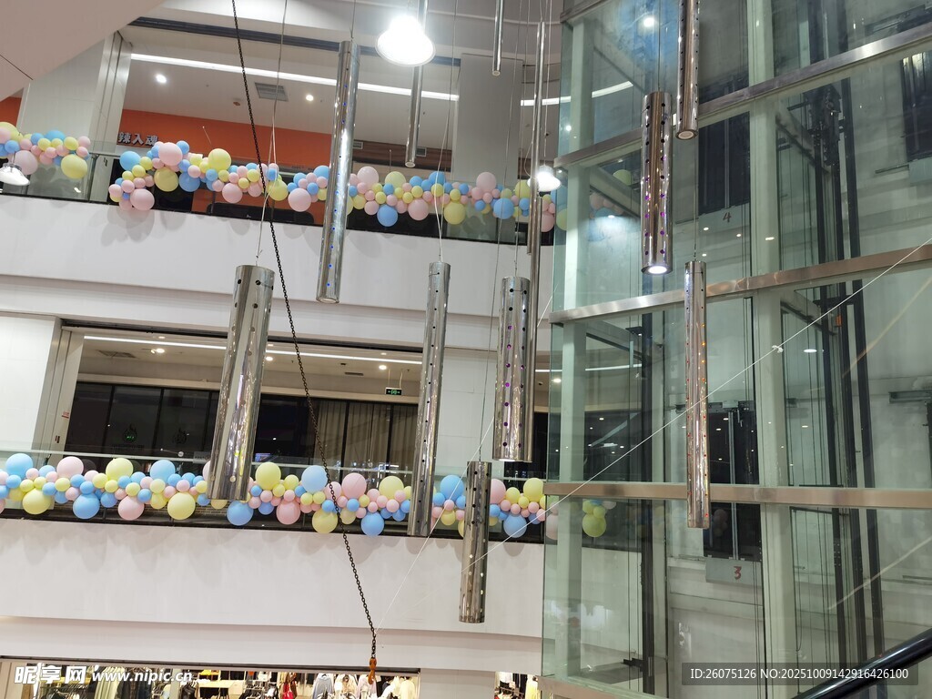 商場內(nèi)裝飾多彩氣球景觀