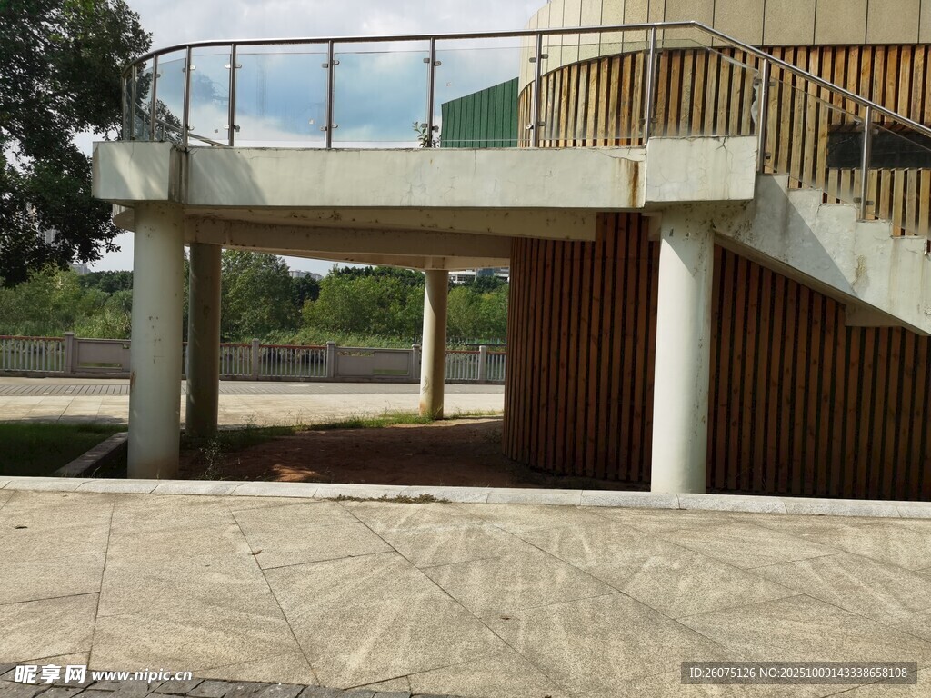 現(xiàn)代戶外露臺建筑景觀