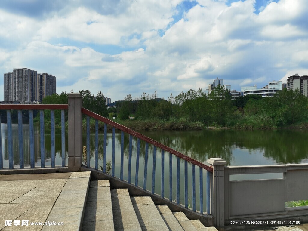 河畔木質平臺風景