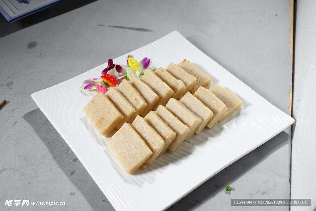 精致切好的美味糕點(diǎn)