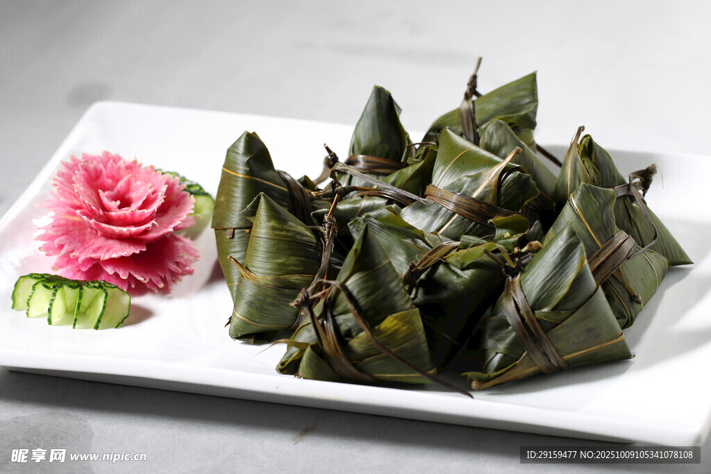 精美擺盤的傳統(tǒng)風(fēng)味粽子
