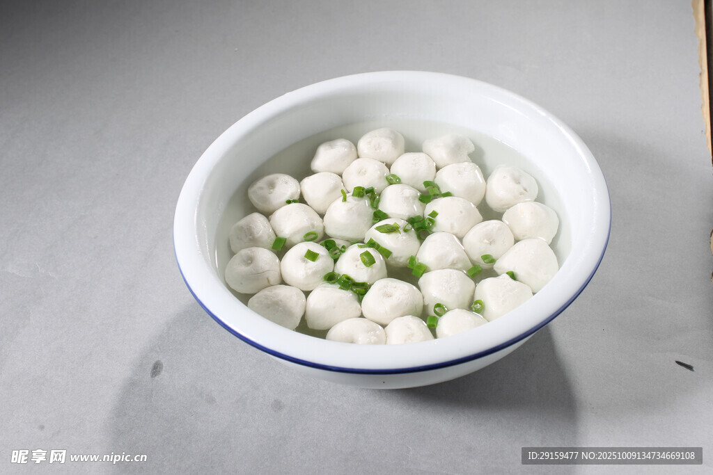 碗中鮮嫩魚丸點(diǎn)綴蔥花