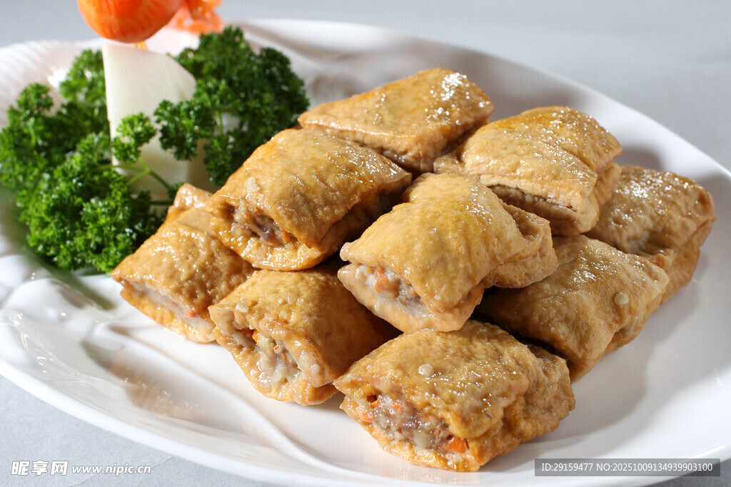 美味炸春卷擺于盤中
