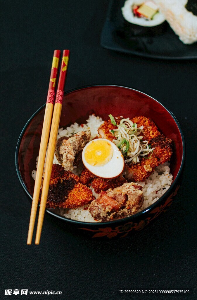 美味韓式拌飯配特色筷子