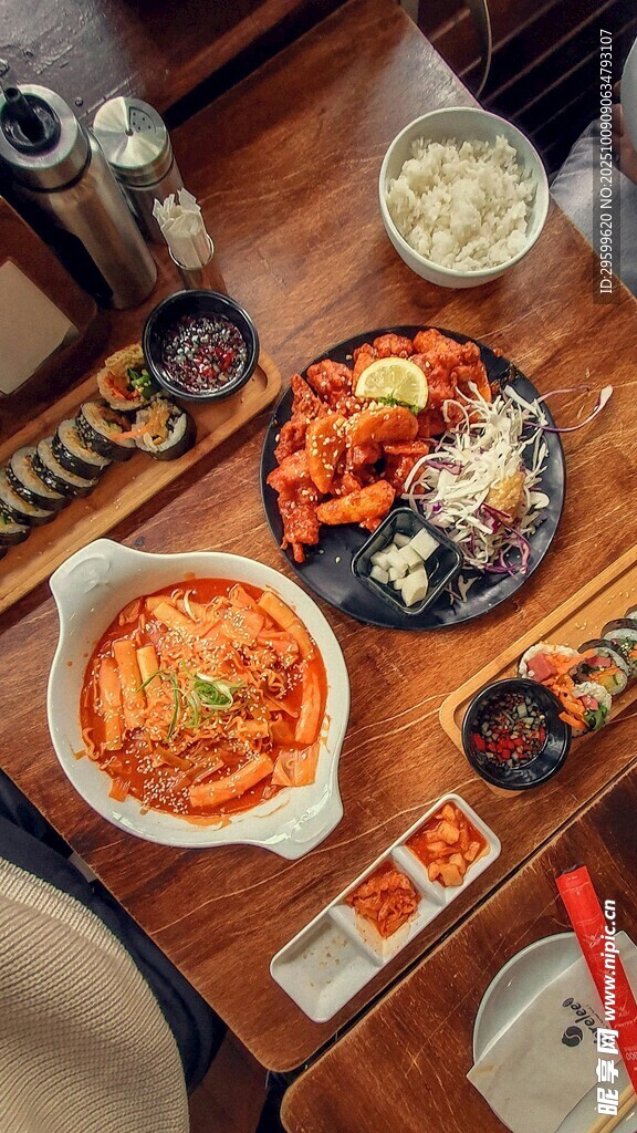 豐盛韓系美食擺滿桌