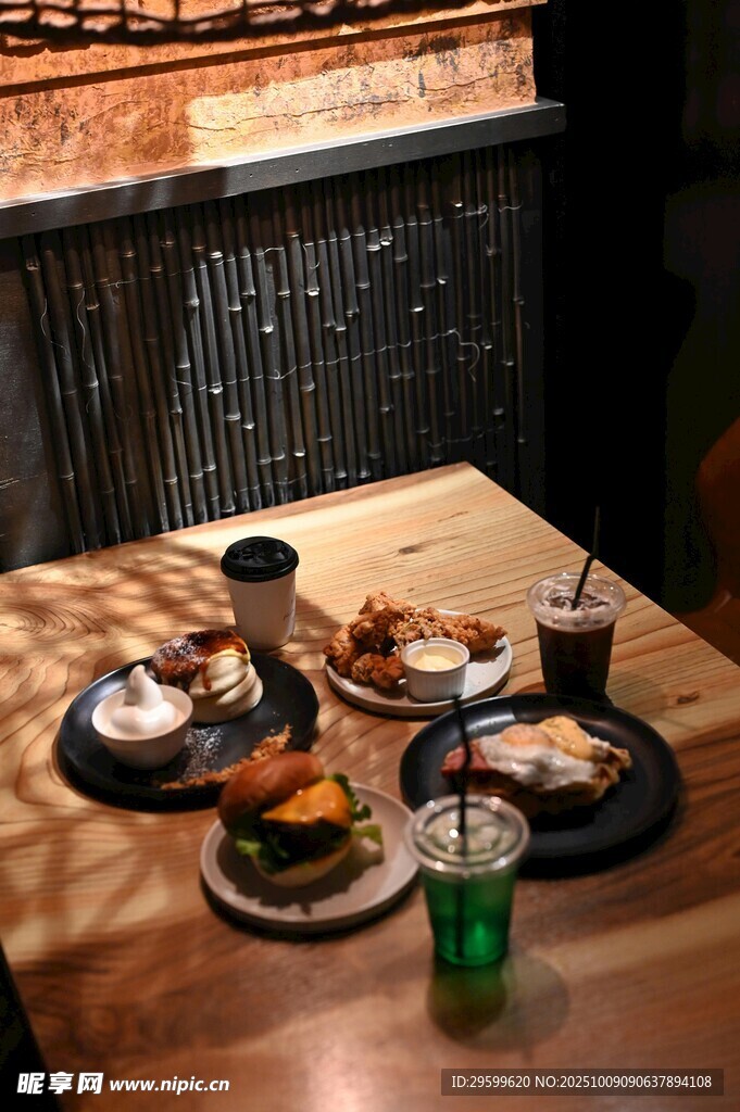 日式居酒屋餐桌美食景象