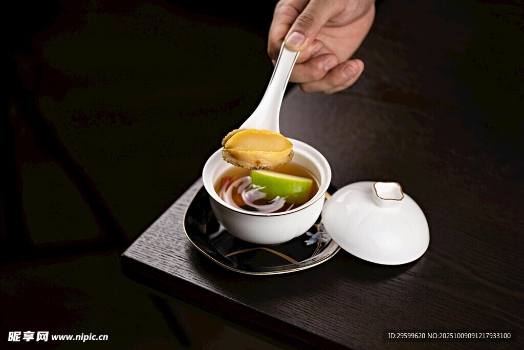 舀起美味湯品瞬間