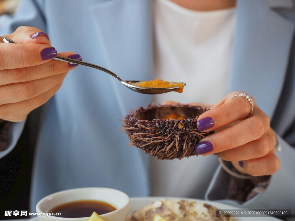 女士優(yōu)雅享用美味餐食