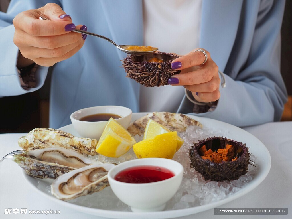 品嘗美味海鮮拼盤時刻