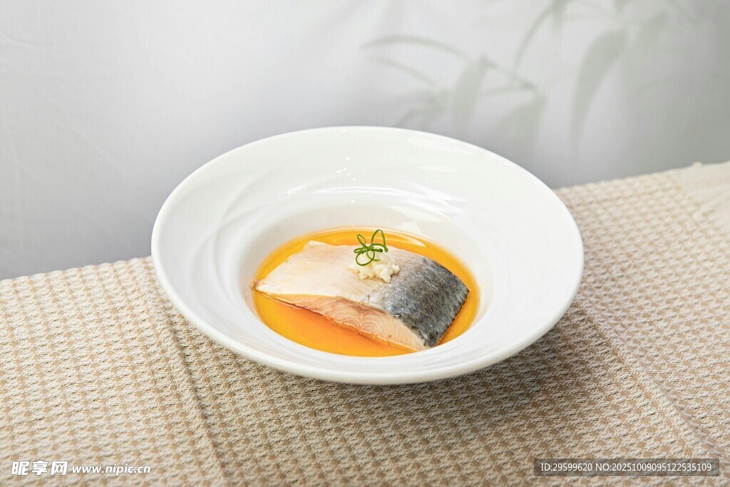 白色碗中裝著特色食物