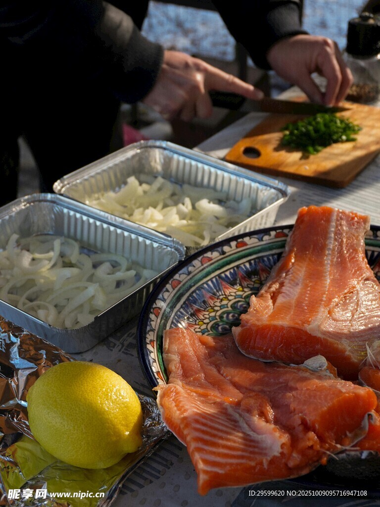 新鮮三文魚食材準(zhǔn)備中