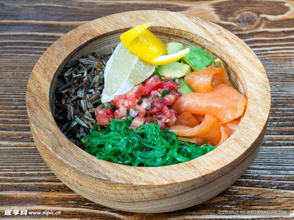 木碗中的多彩三文魚拌飯