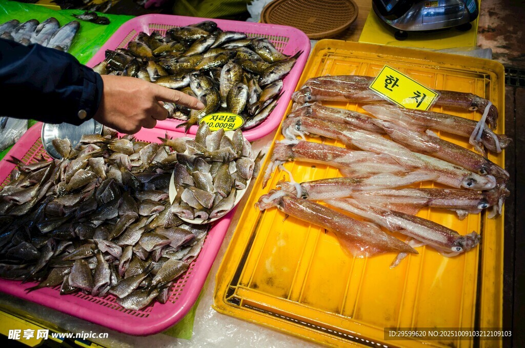 海鮮市場(chǎng)選購鮮魚鮮蝦
