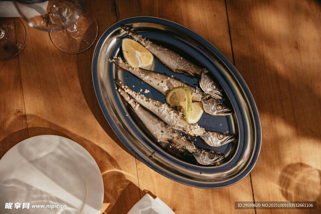 盤中海鮮美食誘人