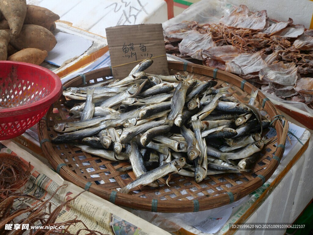 集市上的干魚攤位