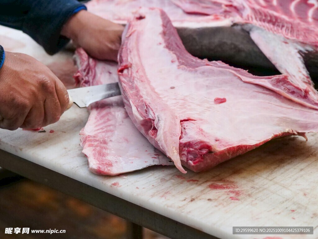 手工分割新鮮豬肉