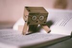 書本上的可愛紙箱小機(jī)器人