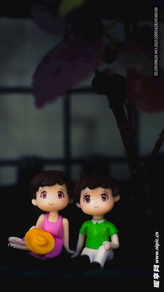 可愛玩偶男孩女孩坐一起