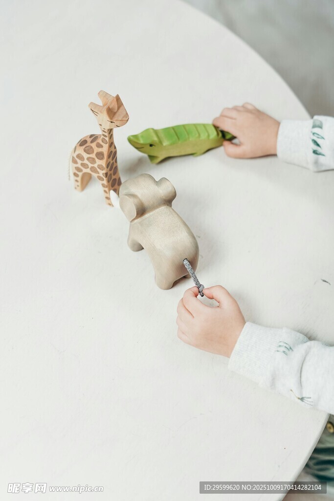 兒童專注進行手工制作