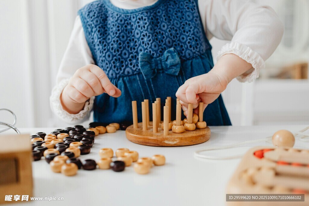幼兒專注玩木制積木玩具