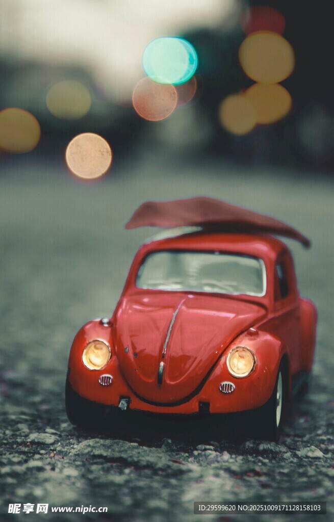 雨中的紅色復(fù)古玩具車
