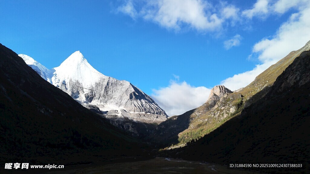 雪山山谷壯麗自然景觀
